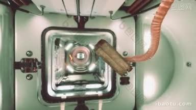 在国际空间站浮动的旧燃料罐